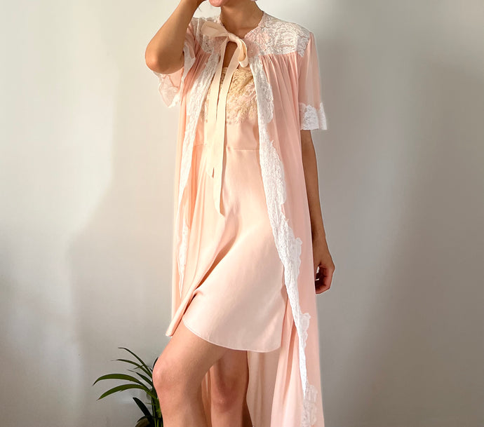 Vintage 1930s pink silk mousseline and lace robe
