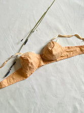 Load image into Gallery viewer, Vintage 40s peach bra