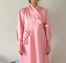 Load image into Gallery viewer, Vintage 1940s pink rayon robe