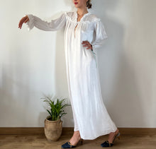 Load image into Gallery viewer, Vintage 1940s satin lace long sleeves dress