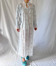 Load image into Gallery viewer, Vintage 1940s cotton robe grey roses