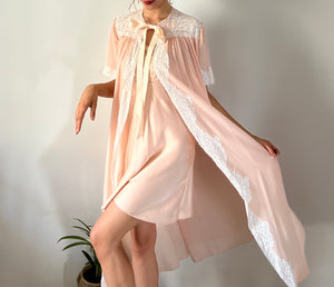 Vintage 1930s pink silk mousseline and lace robe