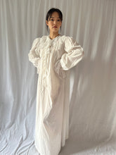Load image into Gallery viewer, Antique Victorian dressing nightgown white cotton « Marthe »